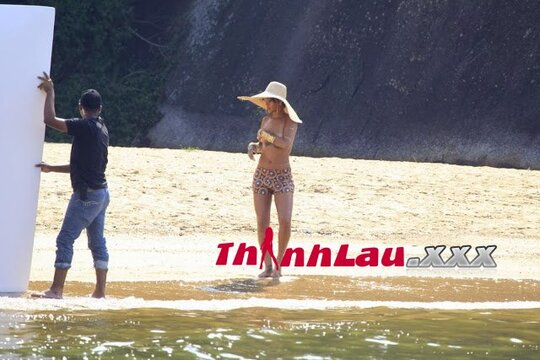 Rihanna Topless Vogue Brazil Beach Photoshoot Candid Photos www.GutterUncensored.com 007.jpg